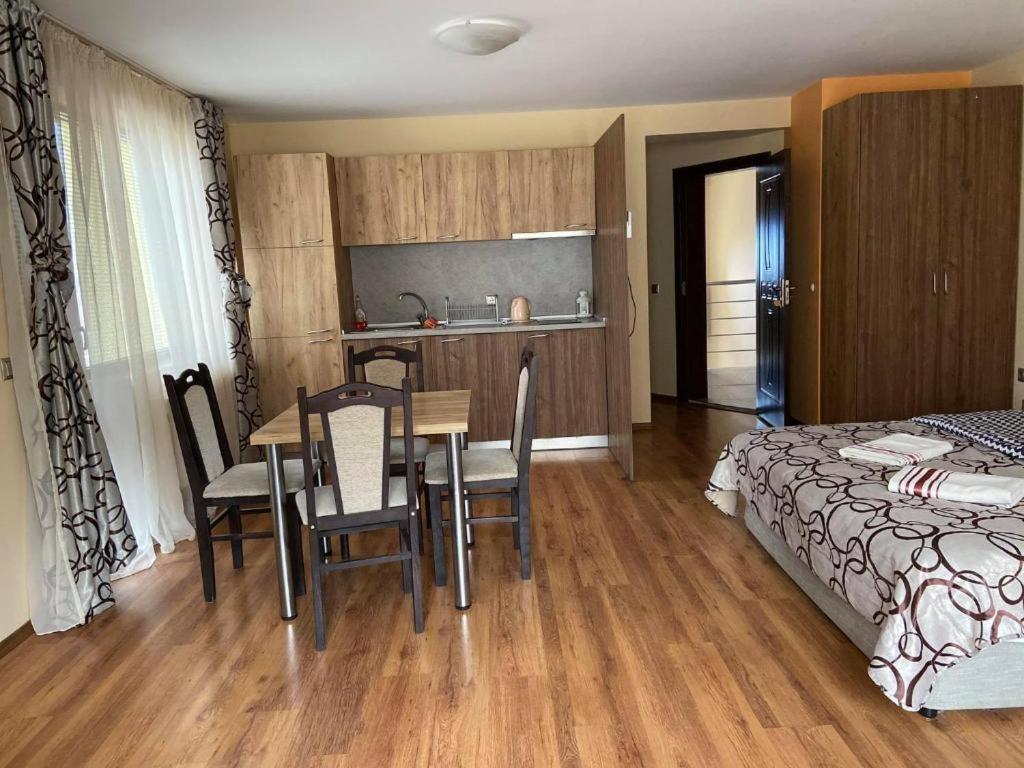 Kot Garden Guest House 사파레바바냐 외부 사진