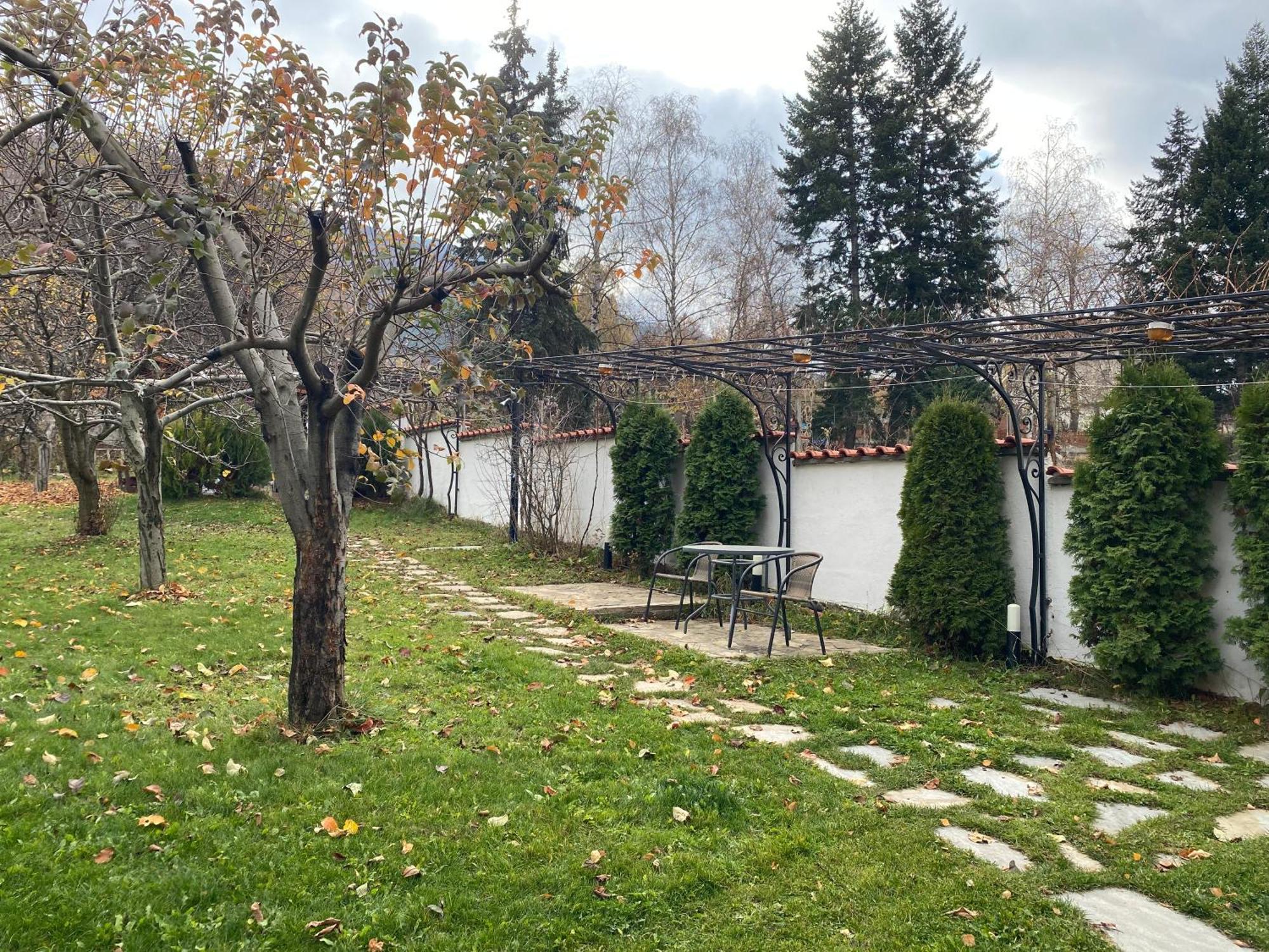 Kot Garden Guest House 사파레바바냐 외부 사진